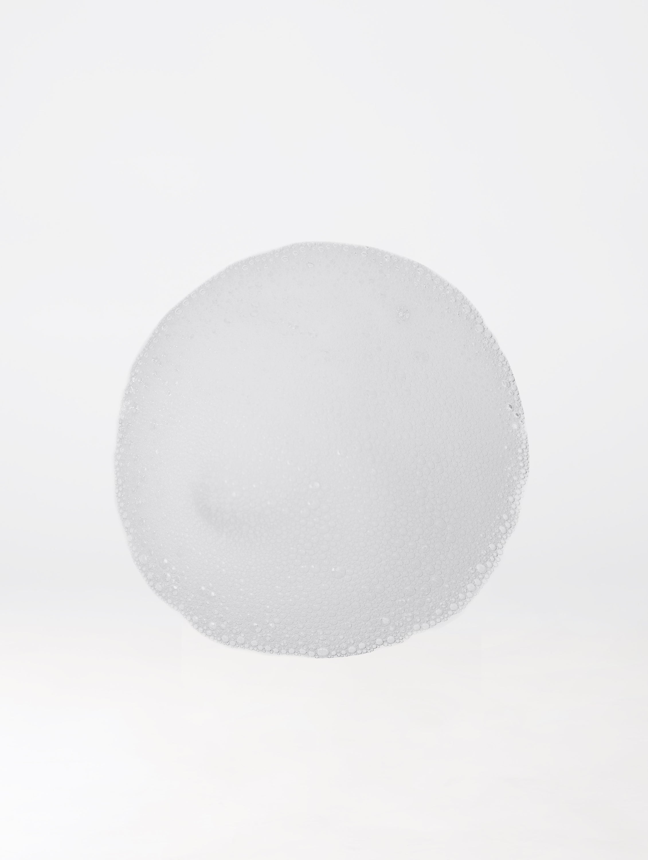 Cleansing Foam | Ansiktsrengöring | Detta milda och lätta rengöringsskum hjälper till att avlägsna smink och orenheter så att huden ser fräsch och smidig ut. Applicera skummet på ansiktet, massera förs