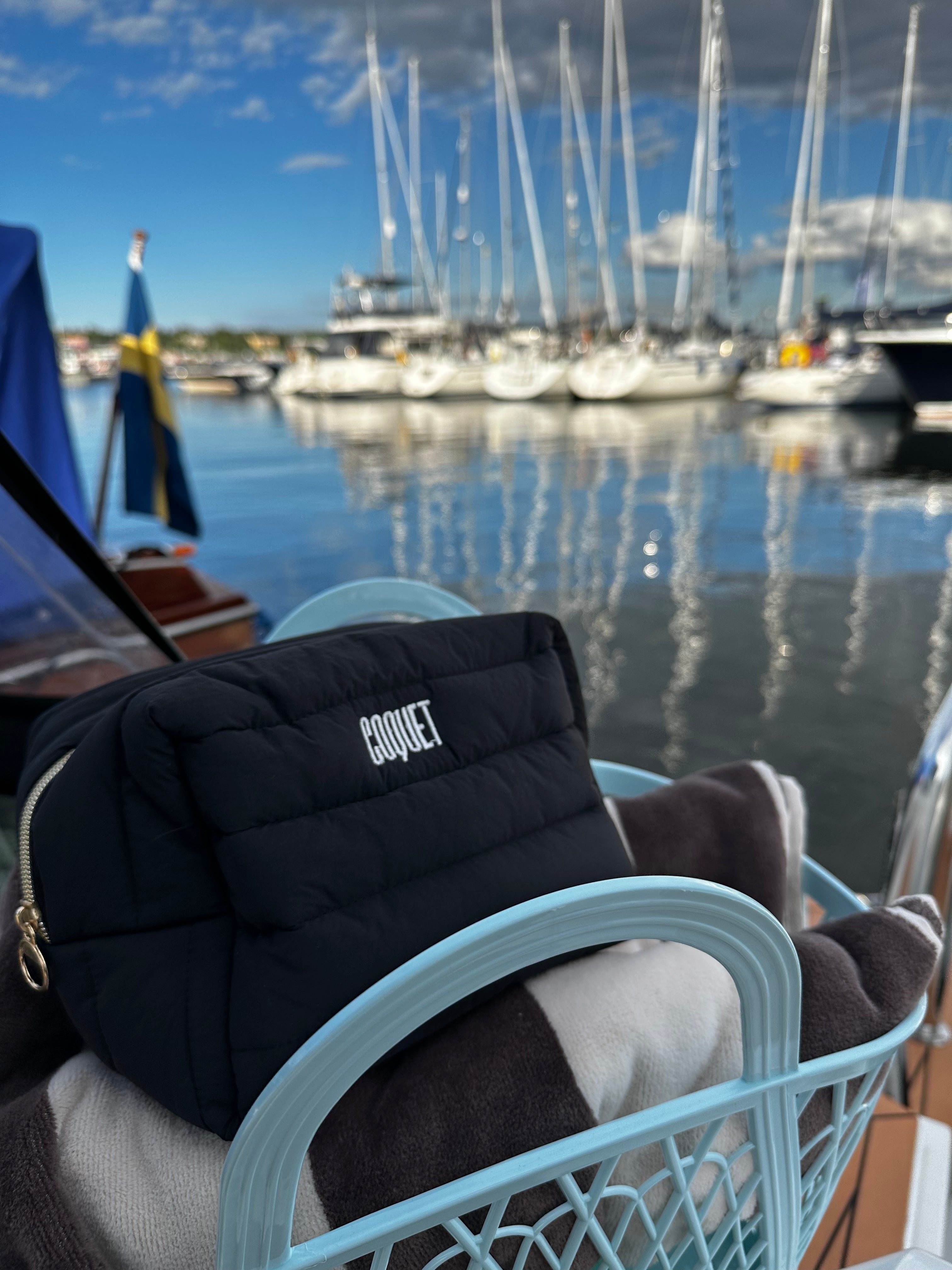 Puffy Toiletry Bag |  | Vår nya Puffy Toiletry Bag kombinerar funktion och stil med en svagt diskret men exklusiv design. Perfekt för att organisera alla dina skönhetsprodukter, oavsett om