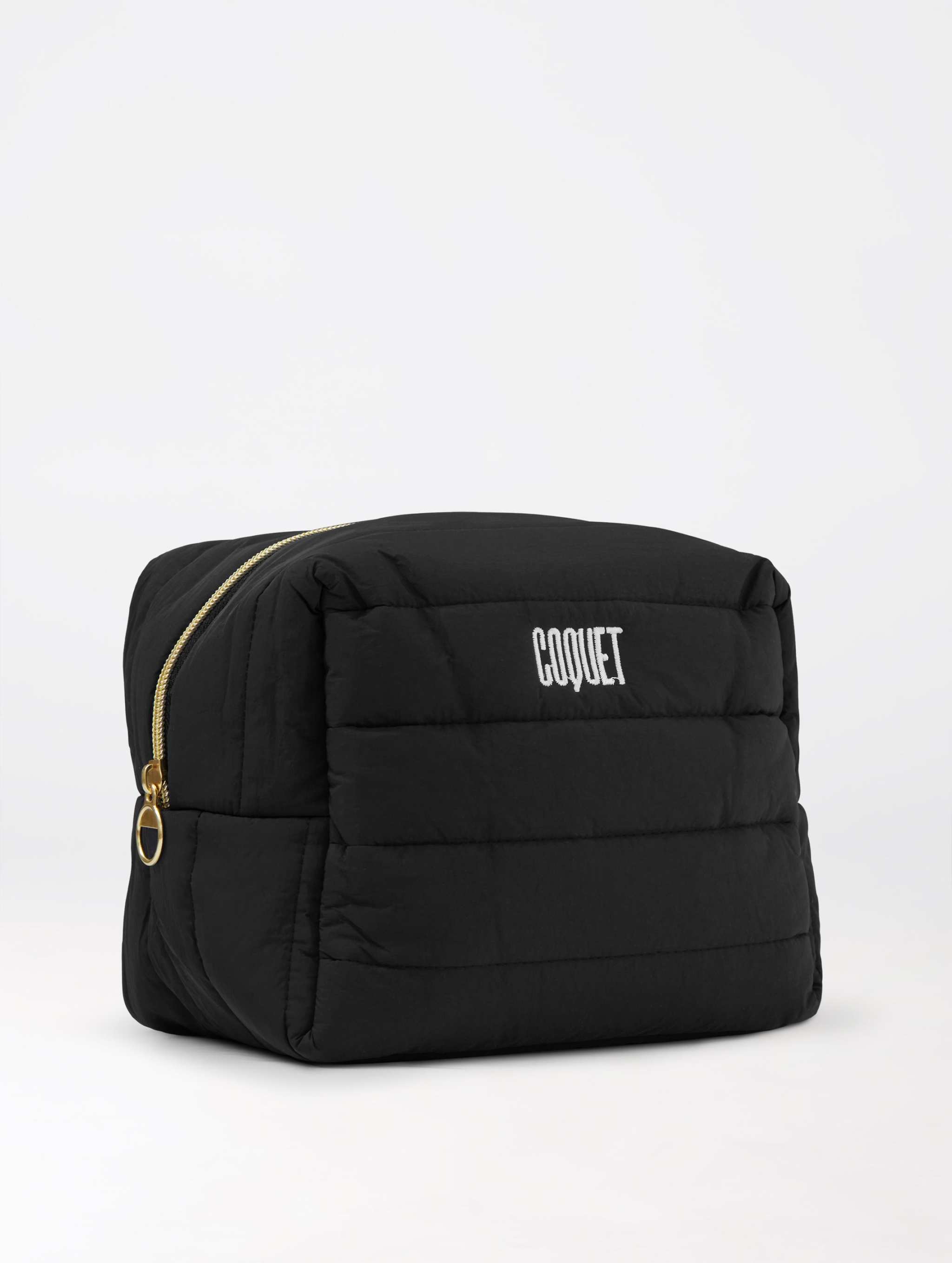 Puffy Toiletry Bag |  | Vår nya Puffy Toiletry Bag kombinerar funktion och stil med en svagt diskret men exklusiv design. Perfekt för att organisera alla dina skönhetsprodukter, oavsett om