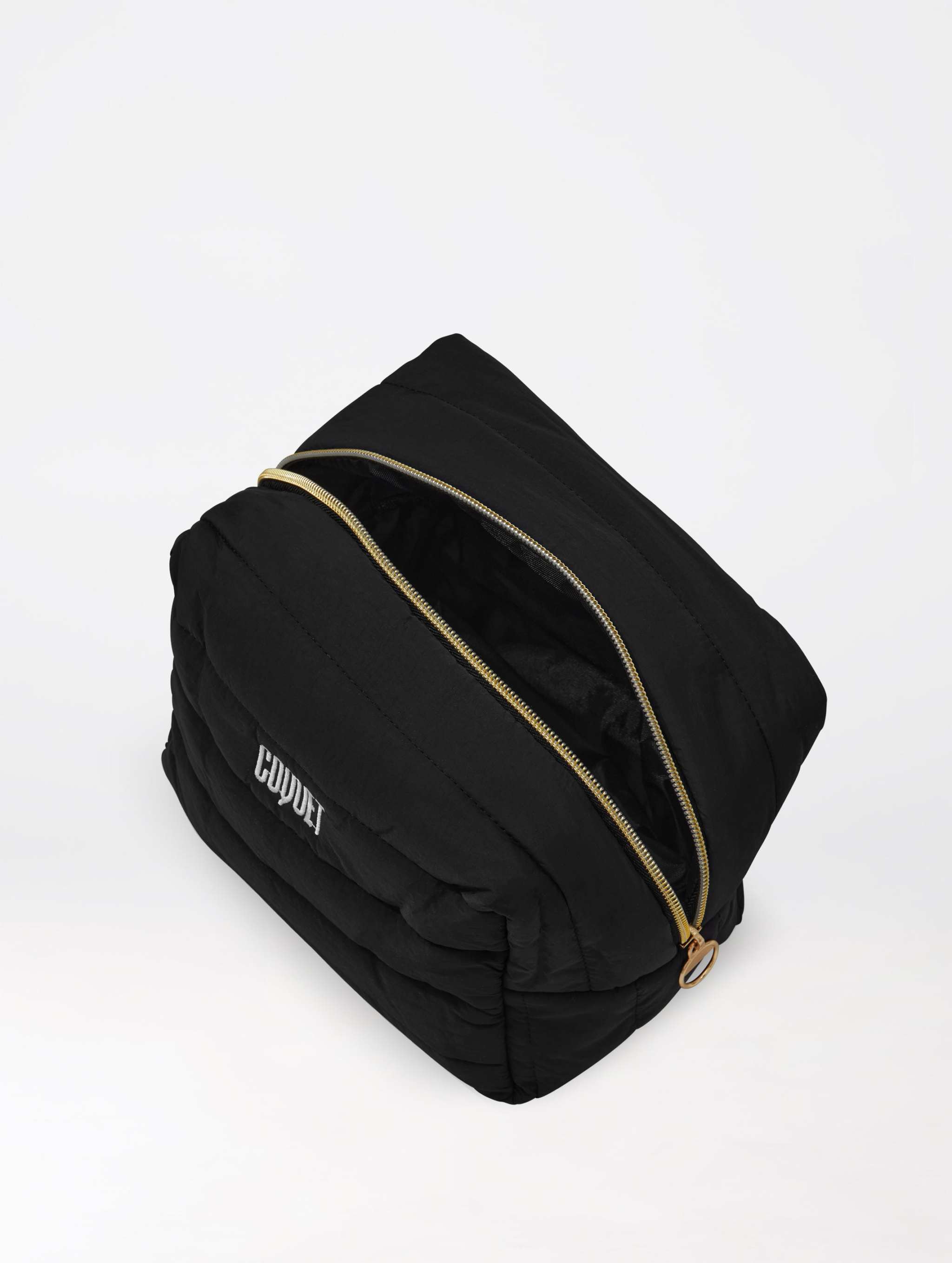 Puffy Toiletry Bag |  | Vår nya Puffy Toiletry Bag kombinerar funktion och stil med en svagt diskret men exklusiv design. Perfekt för att organisera alla dina skönhetsprodukter, oavsett om
