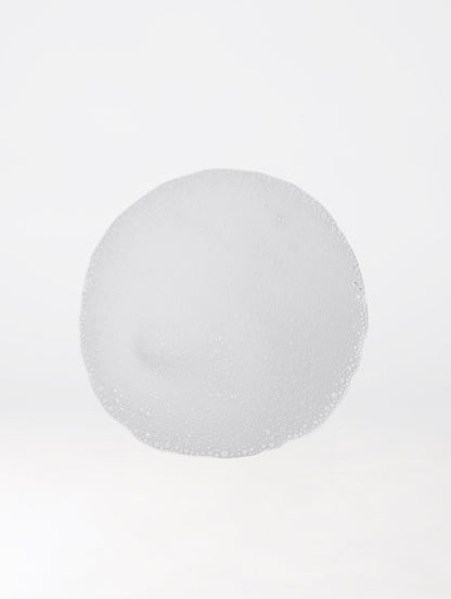 Cleansing Foam | Ansiktsrengöring | Detta milda och lätta rengöringsskum hjälper till att avlägsna smink och orenheter så att huden ser fräsch och smidig ut. Applicera skummet på ansiktet, massera förs
