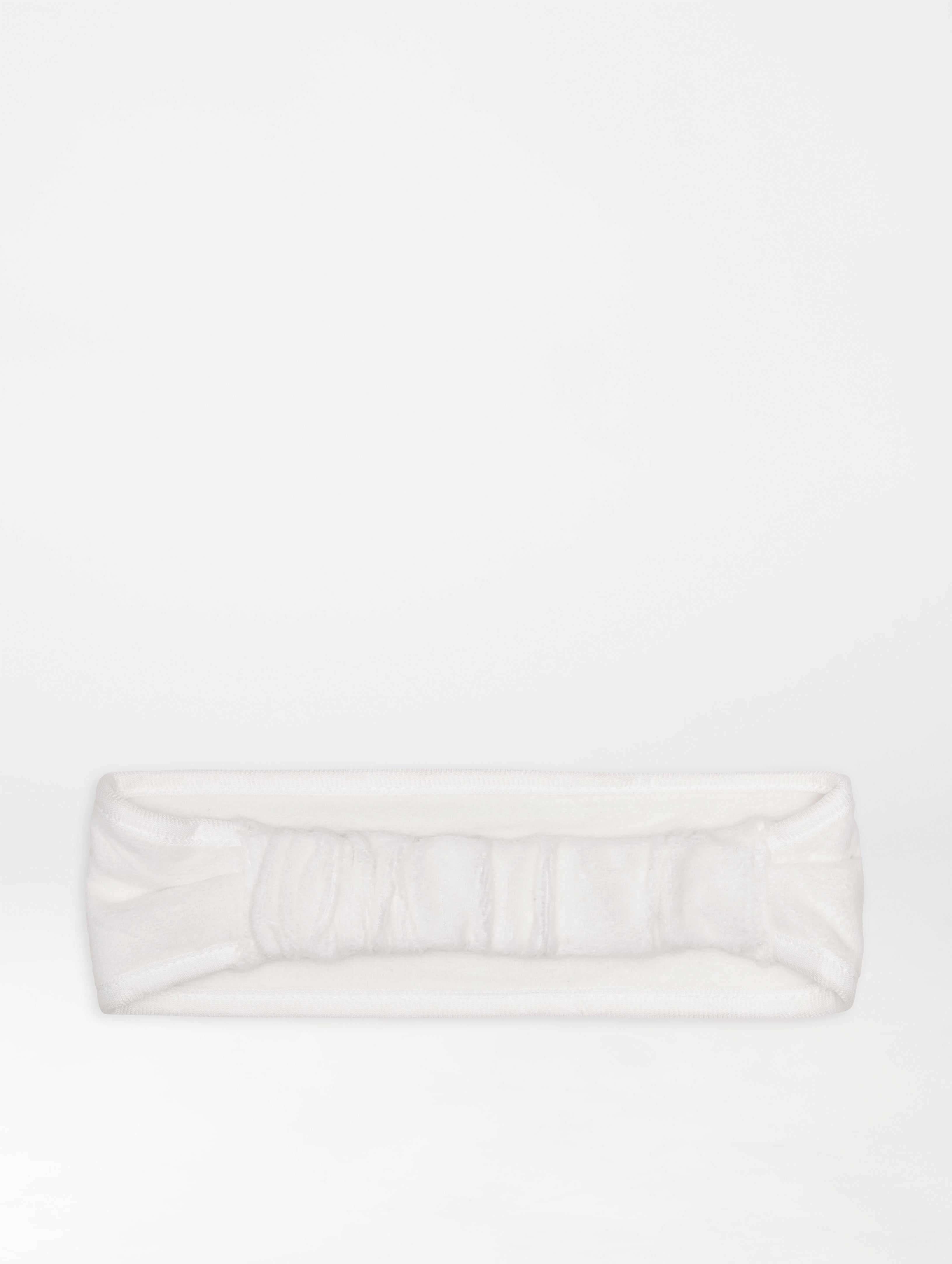 Stretchy Headband |  | Produktbeskrivning:
Vårt Stretchy Headband kombinerar komfort och elegans med en perfekt passform, tack vare sitt stretchiga och mjuka material. Med sin exklusiva vi